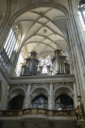 Dosavadní Mölzerovy romantické varhany na Wohlmutově kruchtě nad chórovou kaplí jsou zvukově dostačující pouze pro starou část.