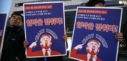 Protestující v Soulu, jimž se nelíbí výhrůžné signály americké administrativy. Nápis na transparentu hlásá: "Stop hrozbám".