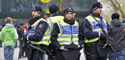 Německá policie před stadionem klubu Borussia Dortmund.
