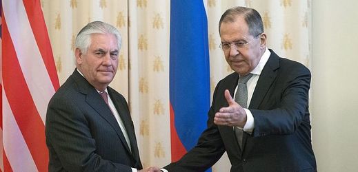 Americký ministr zahraničí Rex Tillerson (vlevo) a ruský šéf diplomacie Sergej Lavrov.