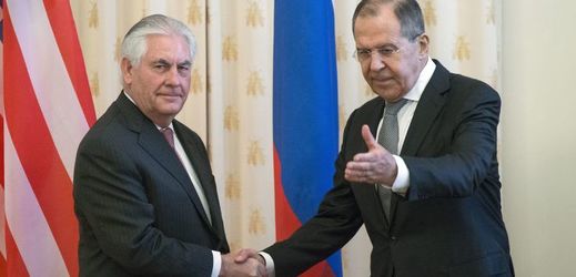 Ruský ministr zahraničí Sergej Lavrov (vpravo) a jeho americký protějšek Rex Tillerson.