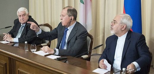 Ministři zahraničí (zleva) syrský Valíd Mualim, ruský Sergej Lavrov a Mohammad Džavád Zaríf z Íránu.