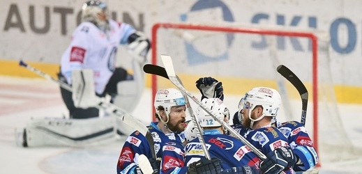 Radost hokejistů Komety Brna po výhře nad Libercem ve finálové sérii extraligy