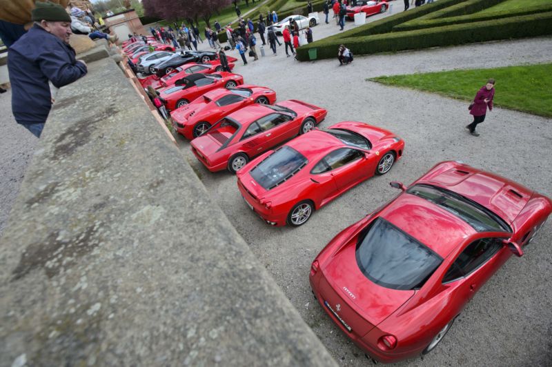 Prahou projelo stádo hřebců Ferrari za 370 milionů.