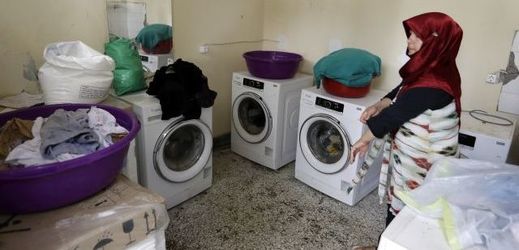 Život v táboře Schisto. Afghánská žena si pere prádlo.