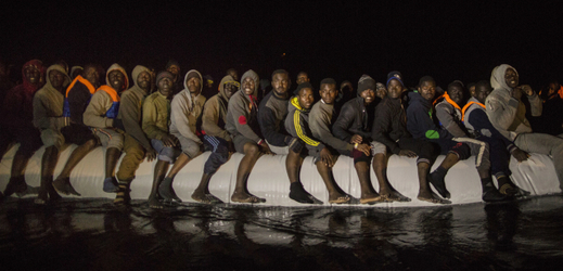 Afričtí uprchlíci na moři (ilustrační foto).