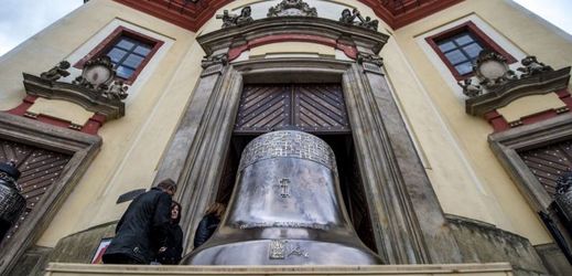 Zvony jsou pojmenované po svých předchůdcích, svatý Václav, Panna Marie a svatý Josef.
