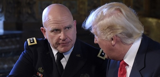 Poradce pro národní bezpečnost Herbert McMaster s americkým prezidentem Donaldem Trumprem (vpravo).