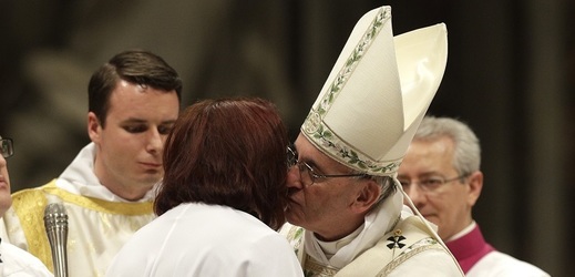 Taťána Čempelová dostává polibek od papeže Františka.