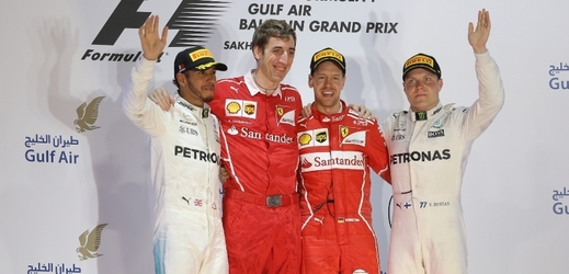 Závodníci na stupních vítězů v Bahrajnu. 