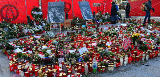 Kytky a svíčky pro oběti v Berlíně po teroristickém útoku v prosinci. 