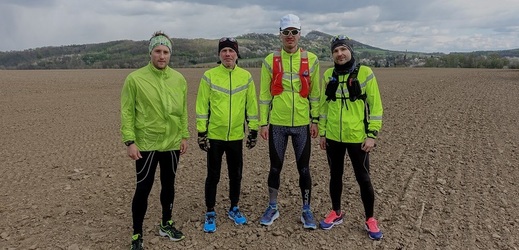Běžec Štěpán Dvořák (druhý zleva) zdolal 400 km dlouhou trať  za tři dny a tři noci