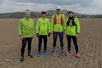 Běžec Štěpán Dvořák (druhý zleva) zdolal 400 km dlouhou trať  za tři dny a tři noci