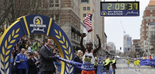 Vítěz maratonu v Bostonu 2017 Keňan Geoffrey Kirui