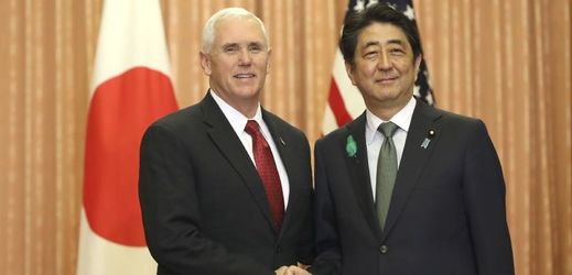 Americký viceprezident Mike Pence se v úterý v Tokiu setkal s japonským premiérem Šinzóem Abem.