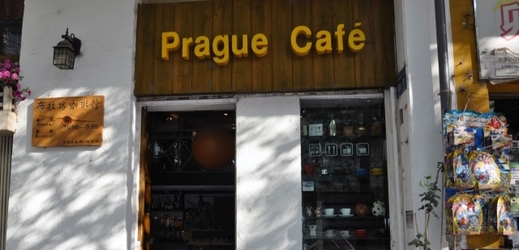I přes to, že je kavárna pojmenovaná po Praze, české pokrmy v jídelním lístku nenajdete.