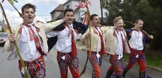 Na tradiční velikonoční koledu se 17. dubna vydali chlapci z Lanžhota na Břeclavsku.