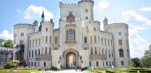 Na zámku Hluboká nad Vltavou nahlédnou návštěvníci do studny na nádvoří a do zámecké ledárny.