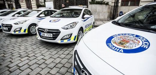 Na snímku jsou policejní vozy Hyundai i30 kombi.