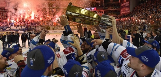 Hokejisté Brna drží nad hlavou trofej pro mistry extraligy