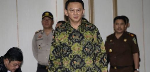 Guvernér Basuki Tjahaja Purnama u soudu.