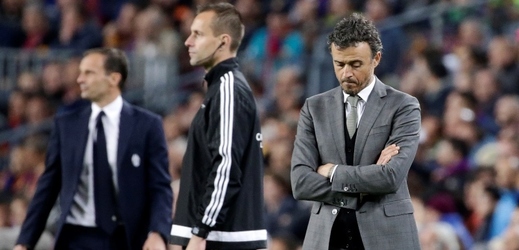 Zatímco Masimiliano Allegri (v pozadí) se po utkání s Juventusem mohl radovat, trenér Barcelony Luis Enrique (vpravo) zůstal zklamaný.