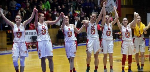 Basketbalistky USK Praha se radují z výhry. 