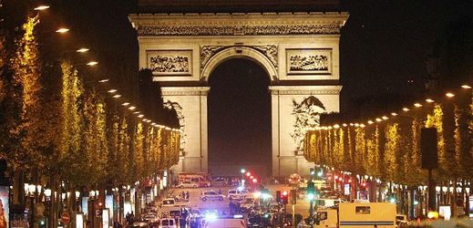 Třída Champs-Élysées s Vítězným obloukem v Paříži.
