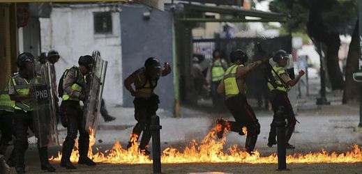 Někteří mladí sice používají takzvané Molotovovy koktejly či zapalují barikády v ulicích, vláda ale proti všem demonstrantům používá obrněné vozy, slzotvorný plyn i střílení do davu.