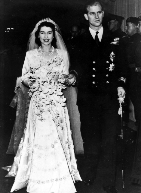 Britská princezna Alžběta opouští se svým manželem vévodou z Edinburghu po svatebním obřadu Westminsterské opatství v Londýně. Snímek z roku 1947.