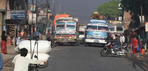 Řidič kamiónu v Indii najel do davu manifestujících (ilustrační foto).