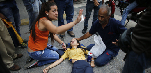 Žena zasažená slzným plynem při protivládním protestu ve venezuelské metropoli Caracas.