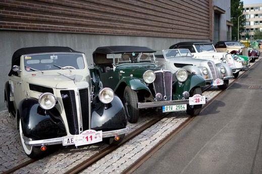 Jubileum první velké cesty Hanzelky a Zikmunda přijeli do Národního technického muzea v Praze oslavit i soukromí majitelé veteránů. Mezi vozy byli například Tatra 12 z roku 1929, Aero 662 z roku 1932, i mladší Tatra 603 z roku 1968 a VW T1 z roku 1964.