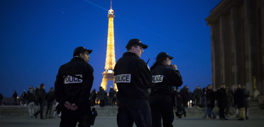Francouzská vláda povolá mimořádný počet bezpečnostních složek během nedělních prezidentských voleb.
