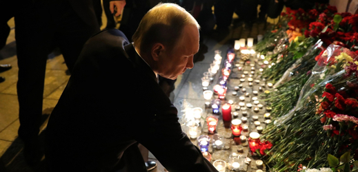 Ruský prezident Vladimir Putin pokládá kytici na památku obětem dubnového teroristického útoku.