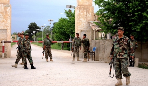Afghánská armáda u brány do provinčního města Mazáre Šaríf.