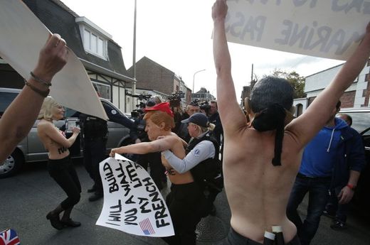 Zásah francouzské policie proti aktivistkám hnutí Femen.