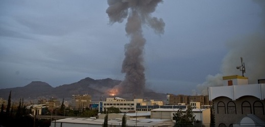 Záběry výbuchu ve městě Saná z roku 2015.