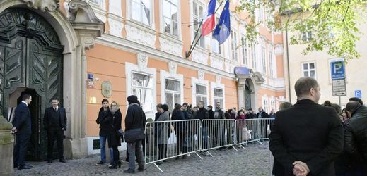 Fronta před francouzskou ambasádou v Praze.