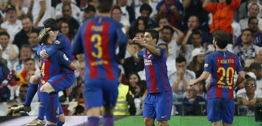 Fotbalisté Barcelony se radují z výhry.
