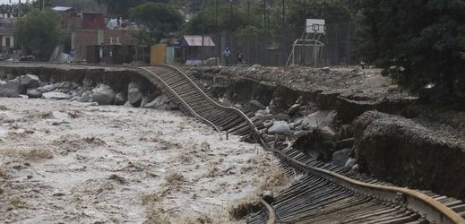 Záplavami zničené koleje v metropoli Limě.