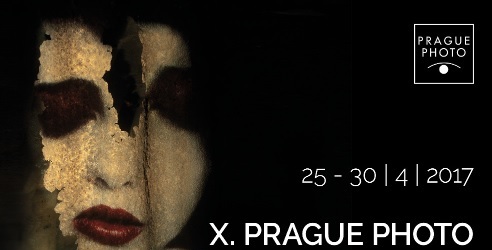 Propagační plakát Prague Photo roku 2017.