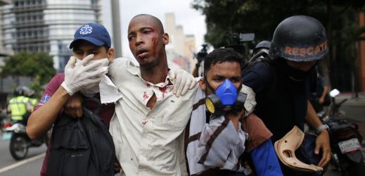Jeden ze zraněných na demonstraci za odstoupení prezidenta Madura.