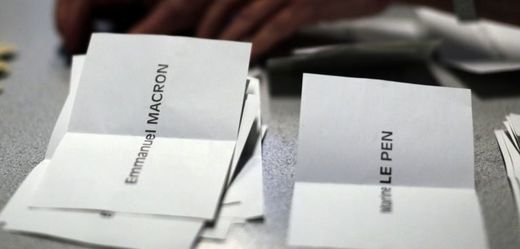 Volební lístky se jmény kandidátů.