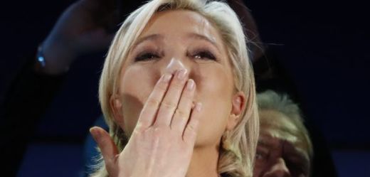 Pusa pro voliče. Marine Le Penová po ohlášení výsledků.