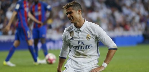 Zdrcený Cristiano Ronaldo po prohraném zápase s Barcelonou.