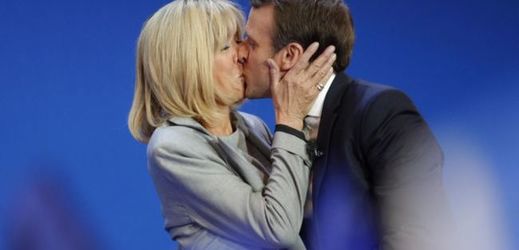 Emmanuel Macron se svou manželkou.