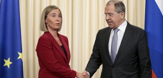 Šéfka unijní diplomacie Federica Mogheriniová a její ruský protějšek Sergej Lavrov.