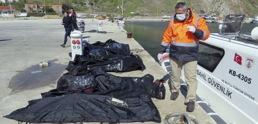 Nejméně 16 lidí včetně dvou dětí utonulo při noční zkáze lodi s migranty poblíž řeckého ostrova Lesbos.