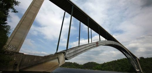 Žďákovský most je unikátní tím, že oba břehy Orlické přehrady spojuje jediným mostním obloukem.